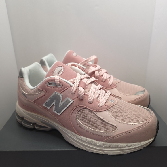 New Balance 2002R sneakers in the 'Pink Sand' or 'Quartz Pink' 7y/8.5w - Picture 2 of 8